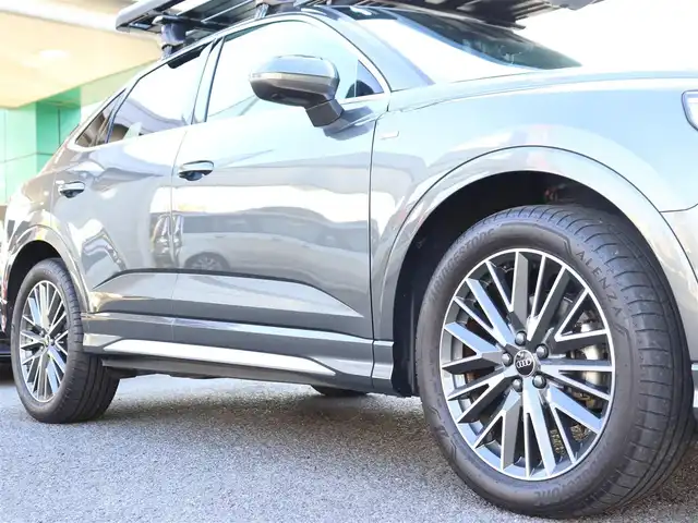 アウディ アウディ Ｑ３ SB 35TDIクワトロ Sライン 神奈川県 2023(令5)年 2.1万km グレー ワンオーナー/コンビニエンス/アシスタントパッケージ/プラスパッケージ/テクノロジーパッケージ/純正ナビ/全方位カメラ/ミラー型ドライブレコーダー/クルーズコントロール/プッシュスタート/ETC2.0/LEDヘッドライト/保証書/取説/記録(R.6.7)/スペアスマートキー/ルーフキャリア/ルーフラック