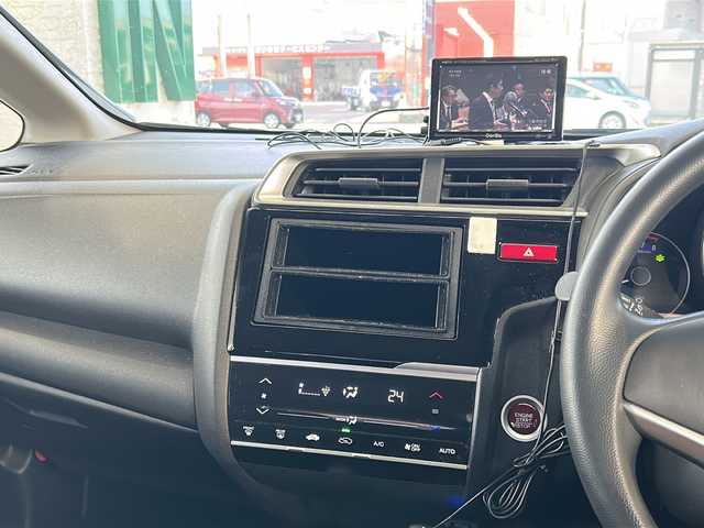 ホンダ フィット 13G Fパッケージ 愛媛県 2017(平29)年 2万km プレミアムホワイトパールⅡ Gorillaポータブルナビ(ワンセグTV/SD)/ETC/スペアキー/社外フロアマット