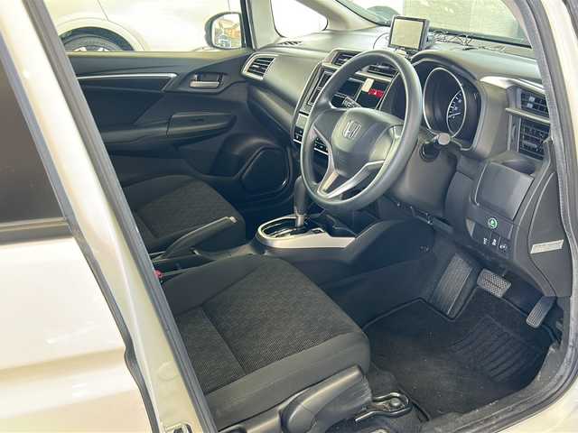 ホンダ フィット 13G Fパッケージ 愛媛県 2017(平29)年 2万km プレミアムホワイトパールⅡ Gorillaポータブルナビ(ワンセグTV/SD)/ETC/スペアキー/社外フロアマット