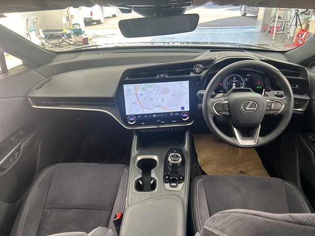 レクサス ＲＺ 450e バージョンL 兵庫県 2023(令5)年 1.5万km グラファイトブラックガラスフレーク ・純正14インチディスプレイオーディオ＋コネクティッドナビ/・Bluetooth/USB/TV/AM/FM/・パノラミックビューモニター/・Lexus Teammate/・Advanced Park/・Advanced Drive/・Lexus Safety System＋/・プリクラッシュセーフティ/・レーンディバーチャーアラート/・レーダクルーズコントロール/・アダプティブハイビームシステム/・ロードサインアシスト/・発進遅れ告知機能/・ドライバー異常時対応システム/・ドライバーモニター連動/・フロントクロストラフィックアラート/・プロアクティブドライビングアシスト/・クリアランスソナー/・ブラインドスポットモニター/・後方車両接近告知/・周辺車両接近時サポート/・セカンダリーコリジョンブレーキ/・安心降車アシスト/・パーキングサポートブレーキ/・革巻きステアリング/・ステアリングスイッチ/・パドルシフト/・ステアリングヒーター/・電動リアゲート/・前席パワーシート/・全席シートヒーター/・前席ベンチレーション/・純正フロアマット/・LEDヘッドライト/・純正アルミホイールタイヤ/・ビルトインETC2.0/・ドライブレコーダー/・スマートキー/・充電ケーブル積込