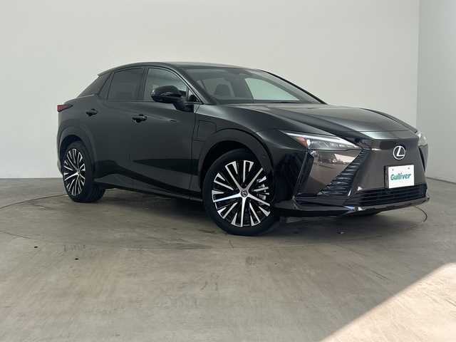 レクサス ＲＺ 450e バージョンL 兵庫県 2023(令5)年 1.5万km グラファイトブラックガラスフレーク ・純正14インチディスプレイオーディオ＋コネクティッドナビ/・Bluetooth/USB/TV/AM/FM/・パノラミックビューモニター/・Lexus Teammate/・Advanced Park/・Advanced Drive/・Lexus Safety System＋/・プリクラッシュセーフティ/・レーンディバーチャーアラート/・レーダクルーズコントロール/・アダプティブハイビームシステム/・ロードサインアシスト/・発進遅れ告知機能/・ドライバー異常時対応システム/・ドライバーモニター連動/・フロントクロストラフィックアラート/・プロアクティブドライビングアシスト/・クリアランスソナー/・ブラインドスポットモニター/・後方車両接近告知/・周辺車両接近時サポート/・セカンダリーコリジョンブレーキ/・安心降車アシスト/・パーキングサポートブレーキ/・革巻きステアリング/・ステアリングスイッチ/・パドルシフト/・ステアリングヒーター/・電動リアゲート/・前席パワーシート/・全席シートヒーター/・前席ベンチレーション/・純正フロアマット/・LEDヘッドライト/・純正アルミホイールタイヤ/・ビルトインETC2.0/・ドライブレコーダー/・スマートキー/・充電ケーブル積込