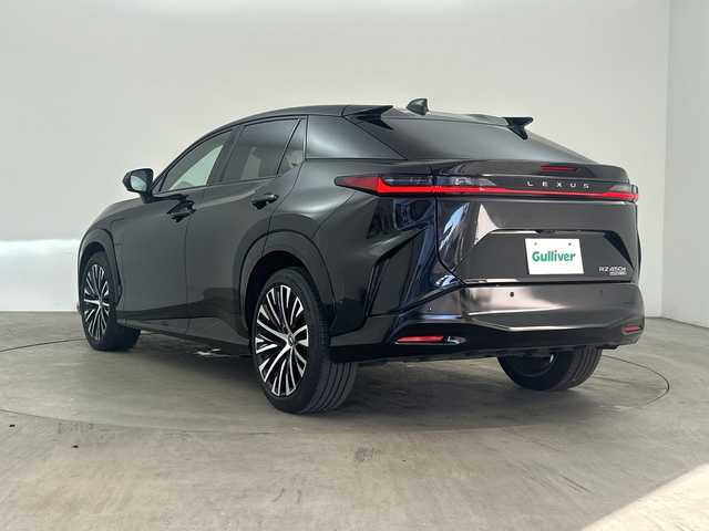 レクサス ＲＺ 450e バージョンL 兵庫県 2023(令5)年 1.5万km グラファイトブラックガラスフレーク ・純正14インチディスプレイオーディオ＋コネクティッドナビ/・Bluetooth/USB/TV/AM/FM/・パノラミックビューモニター/・Lexus Teammate/・Advanced Park/・Advanced Drive/・Lexus Safety System＋/・プリクラッシュセーフティ/・レーンディバーチャーアラート/・レーダクルーズコントロール/・アダプティブハイビームシステム/・ロードサインアシスト/・発進遅れ告知機能/・ドライバー異常時対応システム/・ドライバーモニター連動/・フロントクロストラフィックアラート/・プロアクティブドライビングアシスト/・クリアランスソナー/・ブラインドスポットモニター/・後方車両接近告知/・周辺車両接近時サポート/・セカンダリーコリジョンブレーキ/・安心降車アシスト/・パーキングサポートブレーキ/・革巻きステアリング/・ステアリングスイッチ/・パドルシフト/・ステアリングヒーター/・電動リアゲート/・前席パワーシート/・全席シートヒーター/・前席ベンチレーション/・純正フロアマット/・LEDヘッドライト/・純正アルミホイールタイヤ/・ビルトインETC2.0/・ドライブレコーダー/・スマートキー/・充電ケーブル積込