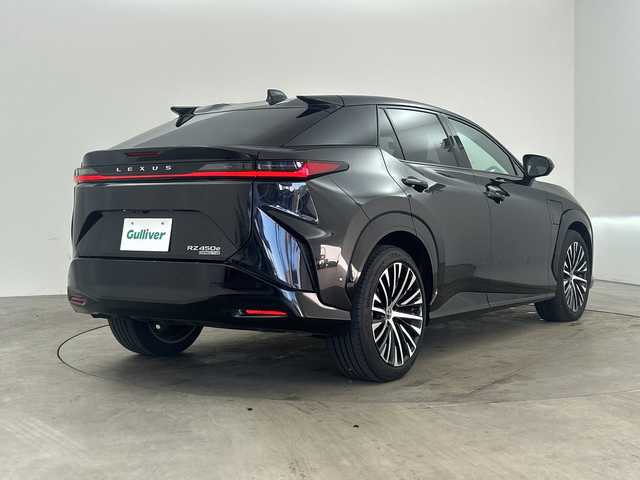 レクサス ＲＺ 450e バージョンL 兵庫県 2023(令5)年 1.5万km グラファイトブラックガラスフレーク ・純正14インチディスプレイオーディオ＋コネクティッドナビ/・Bluetooth/USB/TV/AM/FM/・パノラミックビューモニター/・Lexus Teammate/・Advanced Park/・Advanced Drive/・Lexus Safety System＋/・プリクラッシュセーフティ/・レーンディバーチャーアラート/・レーダクルーズコントロール/・アダプティブハイビームシステム/・ロードサインアシスト/・発進遅れ告知機能/・ドライバー異常時対応システム/・ドライバーモニター連動/・フロントクロストラフィックアラート/・プロアクティブドライビングアシスト/・クリアランスソナー/・ブラインドスポットモニター/・後方車両接近告知/・周辺車両接近時サポート/・セカンダリーコリジョンブレーキ/・安心降車アシスト/・パーキングサポートブレーキ/・革巻きステアリング/・ステアリングスイッチ/・パドルシフト/・ステアリングヒーター/・電動リアゲート/・前席パワーシート/・全席シートヒーター/・前席ベンチレーション/・純正フロアマット/・LEDヘッドライト/・純正アルミホイールタイヤ/・ビルトインETC2.0/・ドライブレコーダー/・スマートキー/・充電ケーブル積込