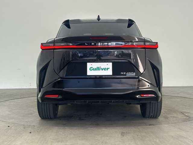 レクサス ＲＺ 450e バージョンL 兵庫県 2023(令5)年 1.5万km グラファイトブラックガラスフレーク ・純正14インチディスプレイオーディオ＋コネクティッドナビ/・Bluetooth/USB/TV/AM/FM/・パノラミックビューモニター/・Lexus Teammate/・Advanced Park/・Advanced Drive/・Lexus Safety System＋/・プリクラッシュセーフティ/・レーンディバーチャーアラート/・レーダクルーズコントロール/・アダプティブハイビームシステム/・ロードサインアシスト/・発進遅れ告知機能/・ドライバー異常時対応システム/・ドライバーモニター連動/・フロントクロストラフィックアラート/・プロアクティブドライビングアシスト/・クリアランスソナー/・ブラインドスポットモニター/・後方車両接近告知/・周辺車両接近時サポート/・セカンダリーコリジョンブレーキ/・安心降車アシスト/・パーキングサポートブレーキ/・革巻きステアリング/・ステアリングスイッチ/・パドルシフト/・ステアリングヒーター/・電動リアゲート/・前席パワーシート/・全席シートヒーター/・前席ベンチレーション/・純正フロアマット/・LEDヘッドライト/・純正アルミホイールタイヤ/・ビルトインETC2.0/・ドライブレコーダー/・スマートキー/・充電ケーブル積込