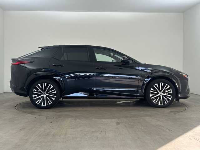 レクサス ＲＺ 450e バージョンL 兵庫県 2023(令5)年 1.5万km グラファイトブラックガラスフレーク ・純正14インチディスプレイオーディオ＋コネクティッドナビ/・Bluetooth/USB/TV/AM/FM/・パノラミックビューモニター/・Lexus Teammate/・Advanced Park/・Advanced Drive/・Lexus Safety System＋/・プリクラッシュセーフティ/・レーンディバーチャーアラート/・レーダクルーズコントロール/・アダプティブハイビームシステム/・ロードサインアシスト/・発進遅れ告知機能/・ドライバー異常時対応システム/・ドライバーモニター連動/・フロントクロストラフィックアラート/・プロアクティブドライビングアシスト/・クリアランスソナー/・ブラインドスポットモニター/・後方車両接近告知/・周辺車両接近時サポート/・セカンダリーコリジョンブレーキ/・安心降車アシスト/・パーキングサポートブレーキ/・革巻きステアリング/・ステアリングスイッチ/・パドルシフト/・ステアリングヒーター/・電動リアゲート/・前席パワーシート/・全席シートヒーター/・前席ベンチレーション/・純正フロアマット/・LEDヘッドライト/・純正アルミホイールタイヤ/・ビルトインETC2.0/・ドライブレコーダー/・スマートキー/・充電ケーブル積込