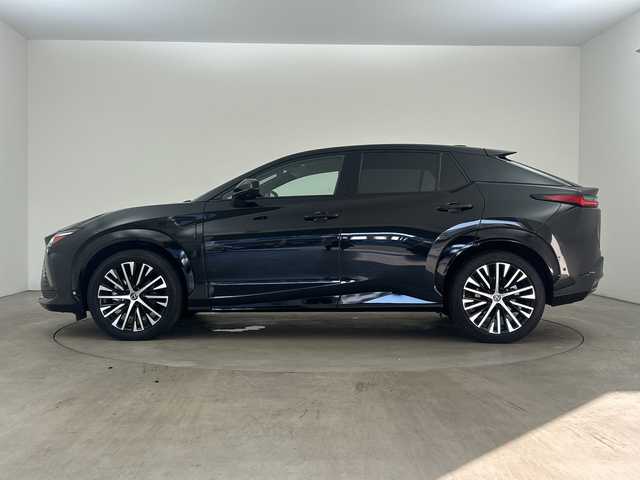 レクサス ＲＺ 450e バージョンL 兵庫県 2023(令5)年 1.5万km グラファイトブラックガラスフレーク ・純正14インチディスプレイオーディオ＋コネクティッドナビ/・Bluetooth/USB/TV/AM/FM/・パノラミックビューモニター/・Lexus Teammate/・Advanced Park/・Advanced Drive/・Lexus Safety System＋/・プリクラッシュセーフティ/・レーンディバーチャーアラート/・レーダクルーズコントロール/・アダプティブハイビームシステム/・ロードサインアシスト/・発進遅れ告知機能/・ドライバー異常時対応システム/・ドライバーモニター連動/・フロントクロストラフィックアラート/・プロアクティブドライビングアシスト/・クリアランスソナー/・ブラインドスポットモニター/・後方車両接近告知/・周辺車両接近時サポート/・セカンダリーコリジョンブレーキ/・安心降車アシスト/・パーキングサポートブレーキ/・革巻きステアリング/・ステアリングスイッチ/・パドルシフト/・ステアリングヒーター/・電動リアゲート/・前席パワーシート/・全席シートヒーター/・前席ベンチレーション/・純正フロアマット/・LEDヘッドライト/・純正アルミホイールタイヤ/・ビルトインETC2.0/・ドライブレコーダー/・スマートキー/・充電ケーブル積込