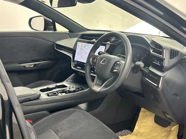 レクサス ＲＺ 450e バージョンL 兵庫県 2023(令5)年 1.5万km グラファイトブラックガラスフレーク ・純正14インチディスプレイオーディオ＋コネクティッドナビ/・Bluetooth/USB/TV/AM/FM/・パノラミックビューモニター/・Lexus Teammate/・Advanced Park/・Advanced Drive/・Lexus Safety System＋/・プリクラッシュセーフティ/・レーンディバーチャーアラート/・レーダクルーズコントロール/・アダプティブハイビームシステム/・ロードサインアシスト/・発進遅れ告知機能/・ドライバー異常時対応システム/・ドライバーモニター連動/・フロントクロストラフィックアラート/・プロアクティブドライビングアシスト/・クリアランスソナー/・ブラインドスポットモニター/・後方車両接近告知/・周辺車両接近時サポート/・セカンダリーコリジョンブレーキ/・安心降車アシスト/・パーキングサポートブレーキ/・革巻きステアリング/・ステアリングスイッチ/・パドルシフト/・ステアリングヒーター/・電動リアゲート/・前席パワーシート/・全席シートヒーター/・前席ベンチレーション/・純正フロアマット/・LEDヘッドライト/・純正アルミホイールタイヤ/・ビルトインETC2.0/・ドライブレコーダー/・スマートキー/・充電ケーブル積込