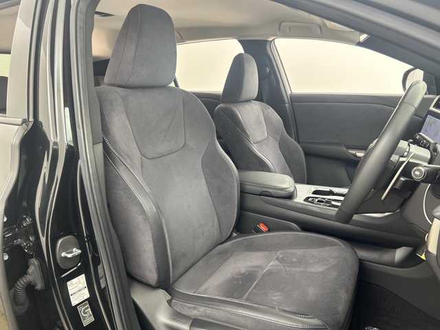 レクサス ＲＺ 450e バージョンL 兵庫県 2023(令5)年 1.5万km グラファイトブラックガラスフレーク ・純正14インチディスプレイオーディオ＋コネクティッドナビ/・Bluetooth/USB/TV/AM/FM/・パノラミックビューモニター/・Lexus Teammate/・Advanced Park/・Advanced Drive/・Lexus Safety System＋/・プリクラッシュセーフティ/・レーンディバーチャーアラート/・レーダクルーズコントロール/・アダプティブハイビームシステム/・ロードサインアシスト/・発進遅れ告知機能/・ドライバー異常時対応システム/・ドライバーモニター連動/・フロントクロストラフィックアラート/・プロアクティブドライビングアシスト/・クリアランスソナー/・ブラインドスポットモニター/・後方車両接近告知/・周辺車両接近時サポート/・セカンダリーコリジョンブレーキ/・安心降車アシスト/・パーキングサポートブレーキ/・革巻きステアリング/・ステアリングスイッチ/・パドルシフト/・ステアリングヒーター/・電動リアゲート/・前席パワーシート/・全席シートヒーター/・前席ベンチレーション/・純正フロアマット/・LEDヘッドライト/・純正アルミホイールタイヤ/・ビルトインETC2.0/・ドライブレコーダー/・スマートキー/・充電ケーブル積込