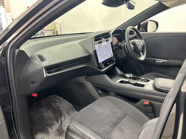 レクサス ＲＺ 450e バージョンL 兵庫県 2023(令5)年 1.5万km グラファイトブラックガラスフレーク ・純正14インチディスプレイオーディオ＋コネクティッドナビ/・Bluetooth/USB/TV/AM/FM/・パノラミックビューモニター/・Lexus Teammate/・Advanced Park/・Advanced Drive/・Lexus Safety System＋/・プリクラッシュセーフティ/・レーンディバーチャーアラート/・レーダクルーズコントロール/・アダプティブハイビームシステム/・ロードサインアシスト/・発進遅れ告知機能/・ドライバー異常時対応システム/・ドライバーモニター連動/・フロントクロストラフィックアラート/・プロアクティブドライビングアシスト/・クリアランスソナー/・ブラインドスポットモニター/・後方車両接近告知/・周辺車両接近時サポート/・セカンダリーコリジョンブレーキ/・安心降車アシスト/・パーキングサポートブレーキ/・革巻きステアリング/・ステアリングスイッチ/・パドルシフト/・ステアリングヒーター/・電動リアゲート/・前席パワーシート/・全席シートヒーター/・前席ベンチレーション/・純正フロアマット/・LEDヘッドライト/・純正アルミホイールタイヤ/・ビルトインETC2.0/・ドライブレコーダー/・スマートキー/・充電ケーブル積込
