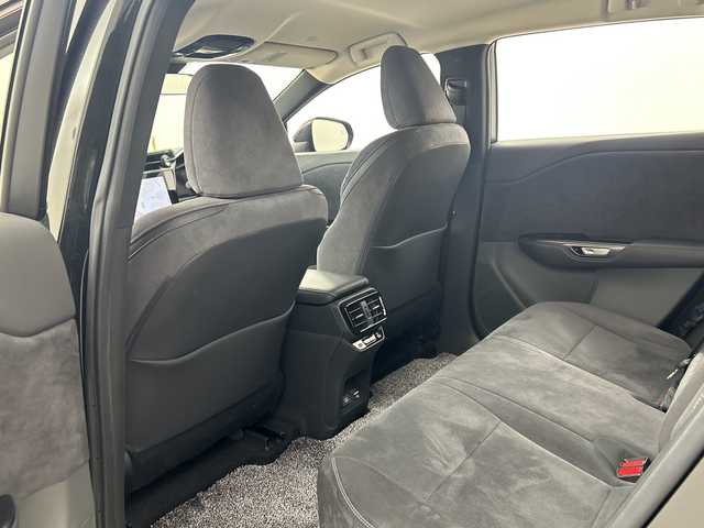 レクサス ＲＺ 450e バージョンL 兵庫県 2023(令5)年 1.5万km グラファイトブラックガラスフレーク ・純正14インチディスプレイオーディオ＋コネクティッドナビ/・Bluetooth/USB/TV/AM/FM/・パノラミックビューモニター/・Lexus Teammate/・Advanced Park/・Advanced Drive/・Lexus Safety System＋/・プリクラッシュセーフティ/・レーンディバーチャーアラート/・レーダクルーズコントロール/・アダプティブハイビームシステム/・ロードサインアシスト/・発進遅れ告知機能/・ドライバー異常時対応システム/・ドライバーモニター連動/・フロントクロストラフィックアラート/・プロアクティブドライビングアシスト/・クリアランスソナー/・ブラインドスポットモニター/・後方車両接近告知/・周辺車両接近時サポート/・セカンダリーコリジョンブレーキ/・安心降車アシスト/・パーキングサポートブレーキ/・革巻きステアリング/・ステアリングスイッチ/・パドルシフト/・ステアリングヒーター/・電動リアゲート/・前席パワーシート/・全席シートヒーター/・前席ベンチレーション/・純正フロアマット/・LEDヘッドライト/・純正アルミホイールタイヤ/・ビルトインETC2.0/・ドライブレコーダー/・スマートキー/・充電ケーブル積込