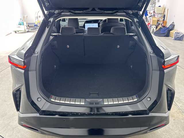 レクサス ＲＺ 450e バージョンL 兵庫県 2023(令5)年 1.5万km グラファイトブラックガラスフレーク ・純正14インチディスプレイオーディオ＋コネクティッドナビ/・Bluetooth/USB/TV/AM/FM/・パノラミックビューモニター/・Lexus Teammate/・Advanced Park/・Advanced Drive/・Lexus Safety System＋/・プリクラッシュセーフティ/・レーンディバーチャーアラート/・レーダクルーズコントロール/・アダプティブハイビームシステム/・ロードサインアシスト/・発進遅れ告知機能/・ドライバー異常時対応システム/・ドライバーモニター連動/・フロントクロストラフィックアラート/・プロアクティブドライビングアシスト/・クリアランスソナー/・ブラインドスポットモニター/・後方車両接近告知/・周辺車両接近時サポート/・セカンダリーコリジョンブレーキ/・安心降車アシスト/・パーキングサポートブレーキ/・革巻きステアリング/・ステアリングスイッチ/・パドルシフト/・ステアリングヒーター/・電動リアゲート/・前席パワーシート/・全席シートヒーター/・前席ベンチレーション/・純正フロアマット/・LEDヘッドライト/・純正アルミホイールタイヤ/・ビルトインETC2.0/・ドライブレコーダー/・スマートキー/・充電ケーブル積込