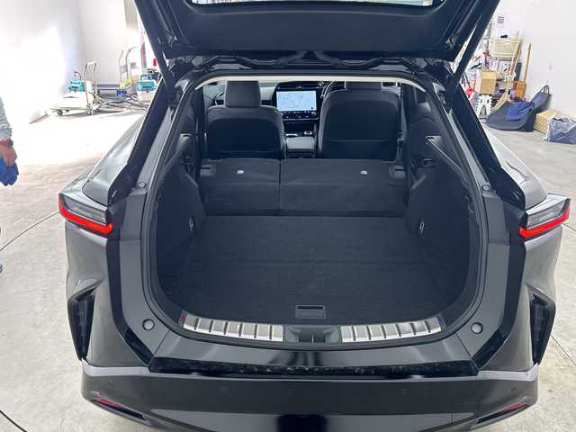 レクサス ＲＺ 450e バージョンL 兵庫県 2023(令5)年 1.5万km グラファイトブラックガラスフレーク ・純正14インチディスプレイオーディオ＋コネクティッドナビ/・Bluetooth/USB/TV/AM/FM/・パノラミックビューモニター/・Lexus Teammate/・Advanced Park/・Advanced Drive/・Lexus Safety System＋/・プリクラッシュセーフティ/・レーンディバーチャーアラート/・レーダクルーズコントロール/・アダプティブハイビームシステム/・ロードサインアシスト/・発進遅れ告知機能/・ドライバー異常時対応システム/・ドライバーモニター連動/・フロントクロストラフィックアラート/・プロアクティブドライビングアシスト/・クリアランスソナー/・ブラインドスポットモニター/・後方車両接近告知/・周辺車両接近時サポート/・セカンダリーコリジョンブレーキ/・安心降車アシスト/・パーキングサポートブレーキ/・革巻きステアリング/・ステアリングスイッチ/・パドルシフト/・ステアリングヒーター/・電動リアゲート/・前席パワーシート/・全席シートヒーター/・前席ベンチレーション/・純正フロアマット/・LEDヘッドライト/・純正アルミホイールタイヤ/・ビルトインETC2.0/・ドライブレコーダー/・スマートキー/・充電ケーブル積込