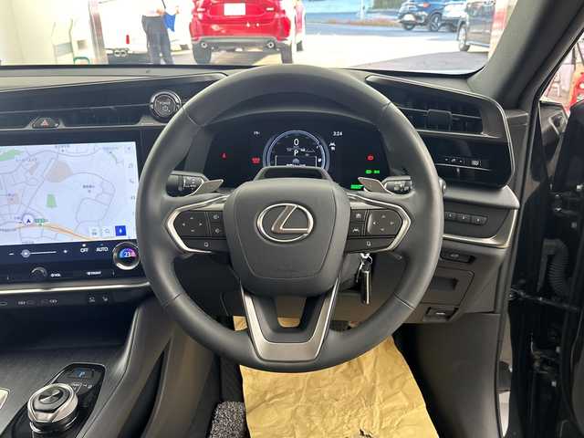 レクサス ＲＺ 450e バージョンL 兵庫県 2023(令5)年 1.5万km グラファイトブラックガラスフレーク ・純正14インチディスプレイオーディオ＋コネクティッドナビ/・Bluetooth/USB/TV/AM/FM/・パノラミックビューモニター/・Lexus Teammate/・Advanced Park/・Advanced Drive/・Lexus Safety System＋/・プリクラッシュセーフティ/・レーンディバーチャーアラート/・レーダクルーズコントロール/・アダプティブハイビームシステム/・ロードサインアシスト/・発進遅れ告知機能/・ドライバー異常時対応システム/・ドライバーモニター連動/・フロントクロストラフィックアラート/・プロアクティブドライビングアシスト/・クリアランスソナー/・ブラインドスポットモニター/・後方車両接近告知/・周辺車両接近時サポート/・セカンダリーコリジョンブレーキ/・安心降車アシスト/・パーキングサポートブレーキ/・革巻きステアリング/・ステアリングスイッチ/・パドルシフト/・ステアリングヒーター/・電動リアゲート/・前席パワーシート/・全席シートヒーター/・前席ベンチレーション/・純正フロアマット/・LEDヘッドライト/・純正アルミホイールタイヤ/・ビルトインETC2.0/・ドライブレコーダー/・スマートキー/・充電ケーブル積込
