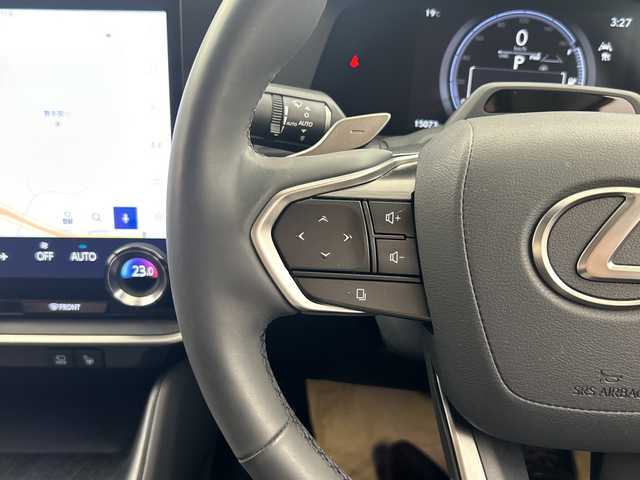レクサス ＲＺ 450e バージョンL 兵庫県 2023(令5)年 1.5万km グラファイトブラックガラスフレーク ・純正14インチディスプレイオーディオ＋コネクティッドナビ/・Bluetooth/USB/TV/AM/FM/・パノラミックビューモニター/・Lexus Teammate/・Advanced Park/・Advanced Drive/・Lexus Safety System＋/・プリクラッシュセーフティ/・レーンディバーチャーアラート/・レーダクルーズコントロール/・アダプティブハイビームシステム/・ロードサインアシスト/・発進遅れ告知機能/・ドライバー異常時対応システム/・ドライバーモニター連動/・フロントクロストラフィックアラート/・プロアクティブドライビングアシスト/・クリアランスソナー/・ブラインドスポットモニター/・後方車両接近告知/・周辺車両接近時サポート/・セカンダリーコリジョンブレーキ/・安心降車アシスト/・パーキングサポートブレーキ/・革巻きステアリング/・ステアリングスイッチ/・パドルシフト/・ステアリングヒーター/・電動リアゲート/・前席パワーシート/・全席シートヒーター/・前席ベンチレーション/・純正フロアマット/・LEDヘッドライト/・純正アルミホイールタイヤ/・ビルトインETC2.0/・ドライブレコーダー/・スマートキー/・充電ケーブル積込
