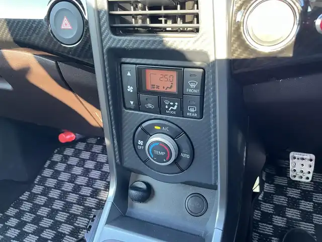 ダイハツ コペン ローブ 鳥取県 2015(平27)年 1.8万km パールホワイトⅢ 5速ミッション・ターボ/ツートンカラー/電動オープン/社外ディスプレイオーディオ/BT/USB/バックカメラ・ETC/前席シートヒーター/LEDヘットライト/フォグライト/ローダウンスプリング/純正16インチアルミホイール/プッシュエンジンスタート/ブースト圧計/フロアマット