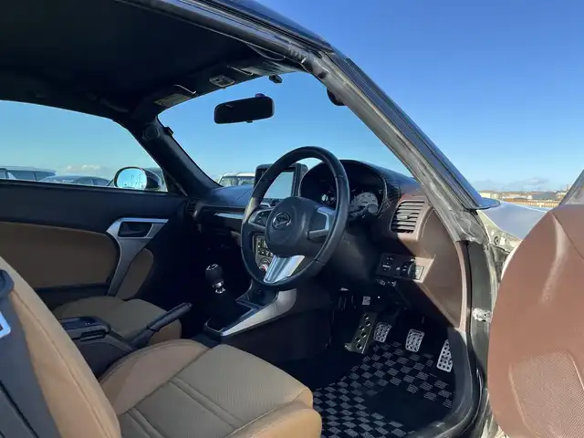 ダイハツ コペン ローブ 鳥取県 2015(平27)年 1.8万km パールホワイトⅢ 5速ミッション・ターボ/ツートンカラー/電動オープン/社外ディスプレイオーディオ/BT/USB/バックカメラ・ETC/前席シートヒーター/LEDヘットライト/フォグライト/ローダウンスプリング/純正16インチアルミホイール/プッシュエンジンスタート/ブースト圧計/フロアマット