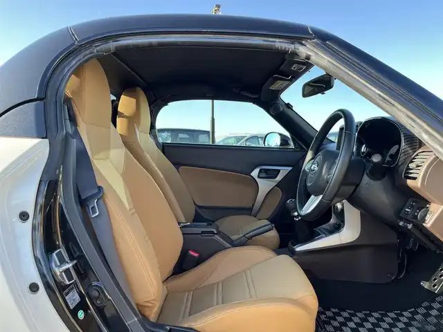 ダイハツ コペン ローブ 鳥取県 2015(平27)年 1.8万km パールホワイトⅢ 5速ミッション・ターボ/ツートンカラー/電動オープン/社外ディスプレイオーディオ/BT/USB/バックカメラ・ETC/前席シートヒーター/LEDヘットライト/フォグライト/ローダウンスプリング/純正16インチアルミホイール/プッシュエンジンスタート/ブースト圧計/フロアマット