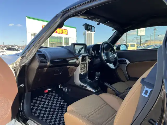 ダイハツ コペン ローブ 鳥取県 2015(平27)年 1.8万km パールホワイトⅢ 5速ミッション・ターボ/ツートンカラー/電動オープン/社外ディスプレイオーディオ/BT/USB/バックカメラ・ETC/前席シートヒーター/LEDヘットライト/フォグライト/ローダウンスプリング/純正16インチアルミホイール/プッシュエンジンスタート/ブースト圧計/フロアマット