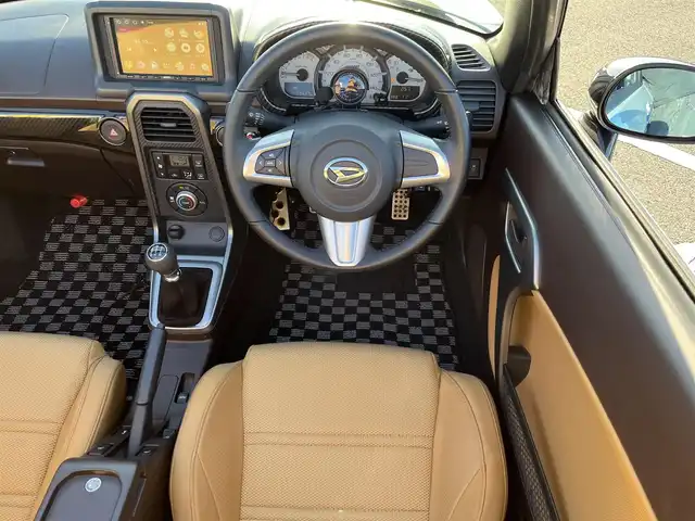 ダイハツ コペン ローブ 鳥取県 2015(平27)年 1.8万km パールホワイトⅢ 5速ミッション・ターボ/ツートンカラー/電動オープン/社外ディスプレイオーディオ/BT/USB/バックカメラ・ETC/前席シートヒーター/LEDヘットライト/フォグライト/ローダウンスプリング/純正16インチアルミホイール/プッシュエンジンスタート/ブースト圧計/フロアマット