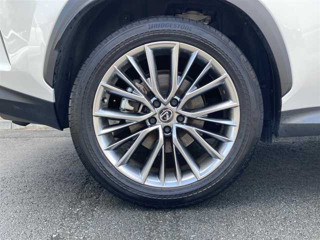 レクサス ＮＸ 350h バージョンL 静岡県 2023(令5)年 0.9万km ソニッククォーツ Lexus Safety System＋/Lexus Teammate Advanced Park（リモート機能付）/純正14インチコネクティッドナビ/　AM FM CD DVD Bluetooth USB AppleCarPlay AndroidAuto/フルセグTV/ビルトインETC2.0/フロント/サイド/バックモニター/社外前後方ドライブレコーダー/三眼フルLEDヘッドランプ/レクサスコミュニケーションサウンド/レーダークルーズコントロール/e-ラッチ/レクサスクライメントコンシェルジュ/・運転席・助手席独立温度調整オートエアコン/・シートヒーター/シートベンチレーション/・ステアリングヒーター/ハンズフリーパワーバックドア/純正20インチアルミホイール/スマートキー2本/ワンオーナー/4WD/ブラックレザーシート/後席6：4分割可倒式シート(電動格納機能付)