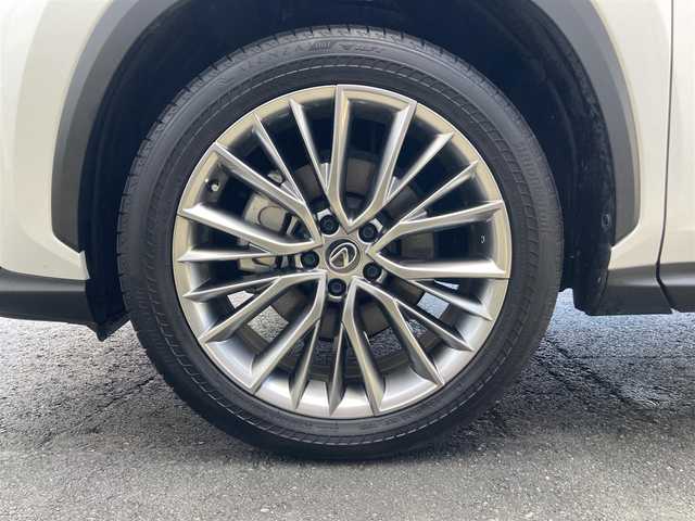 レクサス ＮＸ 350h バージョンL 静岡県 2023(令5)年 0.9万km ソニッククォーツ Lexus Safety System＋/Lexus Teammate Advanced Park（リモート機能付）/純正14インチコネクティッドナビ/　AM FM CD DVD Bluetooth USB AppleCarPlay AndroidAuto/フルセグTV/ビルトインETC2.0/フロント/サイド/バックモニター/社外前後方ドライブレコーダー/三眼フルLEDヘッドランプ/レクサスコミュニケーションサウンド/レーダークルーズコントロール/e-ラッチ/レクサスクライメントコンシェルジュ/・運転席・助手席独立温度調整オートエアコン/・シートヒーター/シートベンチレーション/・ステアリングヒーター/ハンズフリーパワーバックドア/純正20インチアルミホイール/スマートキー2本/ワンオーナー/4WD/ブラックレザーシート/後席6：4分割可倒式シート(電動格納機能付)