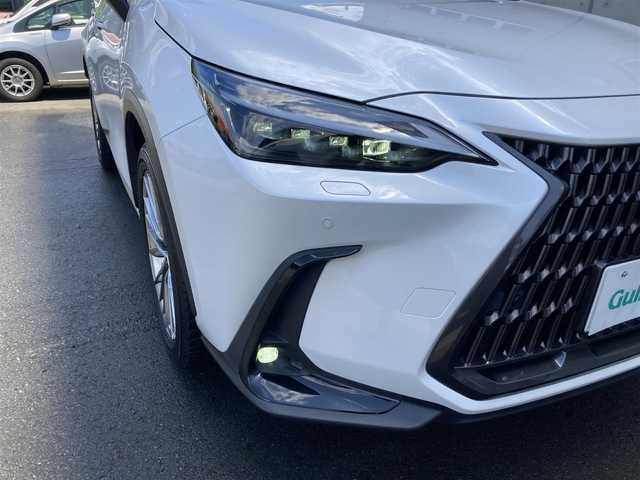 レクサス ＮＸ 350h バージョンL 静岡県 2023(令5)年 0.9万km ソニッククォーツ Lexus Safety System＋/Lexus Teammate Advanced Park（リモート機能付）/純正14インチコネクティッドナビ/　AM FM CD DVD Bluetooth USB AppleCarPlay AndroidAuto/フルセグTV/ビルトインETC2.0/フロント/サイド/バックモニター/社外前後方ドライブレコーダー/三眼フルLEDヘッドランプ/レクサスコミュニケーションサウンド/レーダークルーズコントロール/e-ラッチ/レクサスクライメントコンシェルジュ/・運転席・助手席独立温度調整オートエアコン/・シートヒーター/シートベンチレーション/・ステアリングヒーター/ハンズフリーパワーバックドア/純正20インチアルミホイール/スマートキー2本/ワンオーナー/4WD/ブラックレザーシート/後席6：4分割可倒式シート(電動格納機能付)