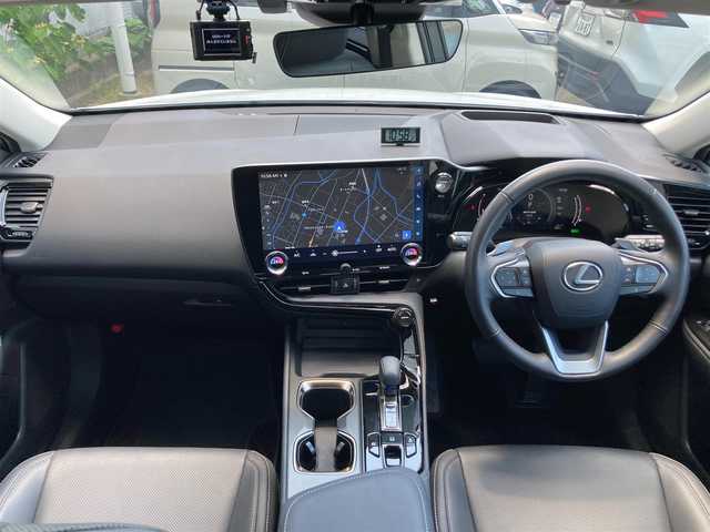 レクサス ＮＸ 350h バージョンL 静岡県 2023(令5)年 0.9万km ソニッククォーツ Lexus Safety System＋/Lexus Teammate Advanced Park（リモート機能付）/純正14インチコネクティッドナビ/　AM FM CD DVD Bluetooth USB AppleCarPlay AndroidAuto/フルセグTV/ビルトインETC2.0/フロント/サイド/バックモニター/社外前後方ドライブレコーダー/三眼フルLEDヘッドランプ/レクサスコミュニケーションサウンド/レーダークルーズコントロール/e-ラッチ/レクサスクライメントコンシェルジュ/・運転席・助手席独立温度調整オートエアコン/・シートヒーター/シートベンチレーション/・ステアリングヒーター/ハンズフリーパワーバックドア/純正20インチアルミホイール/スマートキー2本/ワンオーナー/4WD/ブラックレザーシート/後席6：4分割可倒式シート(電動格納機能付)