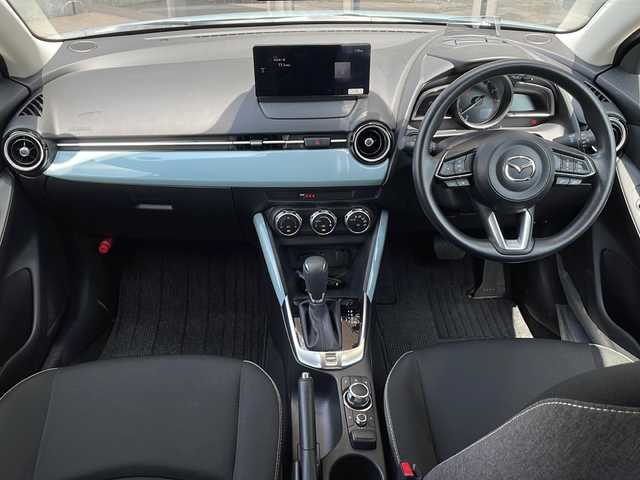 マツダ マツダ２ 15BD 静岡県 2024(令6)年 0.4万km ライトブルー 純正ナビ/・FM/・AM/・Bluetooth/・USB/・スマートフォン連携/・フルセグTV/メーカーオプション/【マツダコネクトパッケージ】/・８．８インチセンターディスプレイ/・車載通信機（コネクティッドサービス対応）/【３６０°セーフティパッケージ】/・３６０°ビューモニター/・フロントパーキングセンサー（センター／コーナ）/・自動防眩ルームミラー/【セーフティクルーズパッケージ】/・スマートブレーキサポート/・レーンキープアシストシステム/・タコメーター（アナログ）/・交通標識認識システム/・アクティブ・ドライビング・ディスプレイ（カラー）/・マツダ・レーダー・クルーズ・コントロール/・ステアリングスイッチパネル加飾/・メーターリング（サテンクロームメッキ）/主要装備/・ＥＴＣ/・アイドリングストップ/・横滑り防止装置/・衝突被害軽減システム/・サイドカーテンエアバッグ/・ＭＴモード付ＡＴ/・ＬＥＤヘッドライト