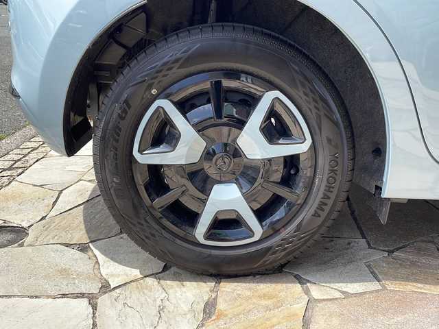 マツダ マツダ２ 15BD 静岡県 2024(令6)年 0.4万km ライトブルー 純正ナビ/・FM/・AM/・Bluetooth/・USB/・スマートフォン連携/・フルセグTV/メーカーオプション/【マツダコネクトパッケージ】/・８．８インチセンターディスプレイ/・車載通信機（コネクティッドサービス対応）/【３６０°セーフティパッケージ】/・３６０°ビューモニター/・フロントパーキングセンサー（センター／コーナ）/・自動防眩ルームミラー/【セーフティクルーズパッケージ】/・スマートブレーキサポート/・レーンキープアシストシステム/・タコメーター（アナログ）/・交通標識認識システム/・アクティブ・ドライビング・ディスプレイ（カラー）/・マツダ・レーダー・クルーズ・コントロール/・ステアリングスイッチパネル加飾/・メーターリング（サテンクロームメッキ）/主要装備/・ＥＴＣ/・アイドリングストップ/・横滑り防止装置/・衝突被害軽減システム/・サイドカーテンエアバッグ/・ＭＴモード付ＡＴ/・ＬＥＤヘッドライト