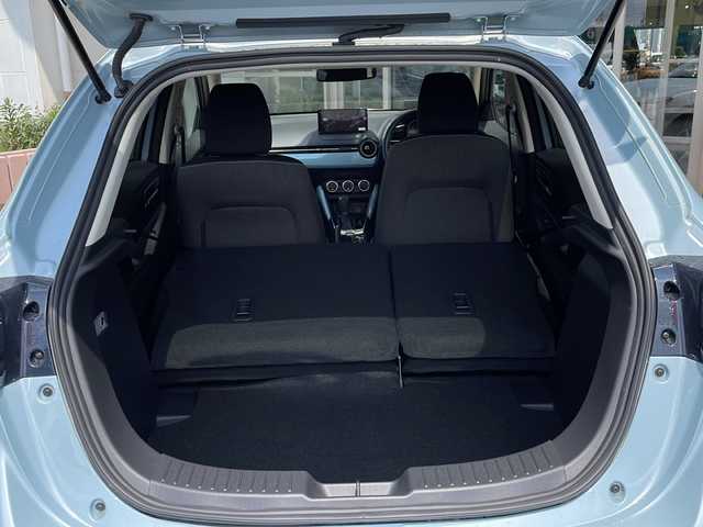 マツダ マツダ２ 15BD 静岡県 2024(令6)年 0.4万km ライトブルー 純正ナビ/・FM/・AM/・Bluetooth/・USB/・スマートフォン連携/・フルセグTV/メーカーオプション/【マツダコネクトパッケージ】/・８．８インチセンターディスプレイ/・車載通信機（コネクティッドサービス対応）/【３６０°セーフティパッケージ】/・３６０°ビューモニター/・フロントパーキングセンサー（センター／コーナ）/・自動防眩ルームミラー/【セーフティクルーズパッケージ】/・スマートブレーキサポート/・レーンキープアシストシステム/・タコメーター（アナログ）/・交通標識認識システム/・アクティブ・ドライビング・ディスプレイ（カラー）/・マツダ・レーダー・クルーズ・コントロール/・ステアリングスイッチパネル加飾/・メーターリング（サテンクロームメッキ）/主要装備/・ＥＴＣ/・アイドリングストップ/・横滑り防止装置/・衝突被害軽減システム/・サイドカーテンエアバッグ/・ＭＴモード付ＡＴ/・ＬＥＤヘッドライト