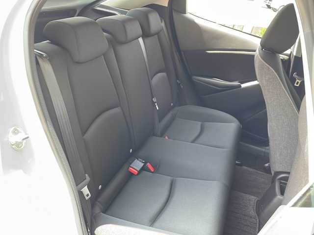 マツダ マツダ２ 15BD 静岡県 2024(令6)年 0.4万km ライトブルー 純正ナビ/・FM/・AM/・Bluetooth/・USB/・スマートフォン連携/・フルセグTV/メーカーオプション/【マツダコネクトパッケージ】/・８．８インチセンターディスプレイ/・車載通信機（コネクティッドサービス対応）/【３６０°セーフティパッケージ】/・３６０°ビューモニター/・フロントパーキングセンサー（センター／コーナ）/・自動防眩ルームミラー/【セーフティクルーズパッケージ】/・スマートブレーキサポート/・レーンキープアシストシステム/・タコメーター（アナログ）/・交通標識認識システム/・アクティブ・ドライビング・ディスプレイ（カラー）/・マツダ・レーダー・クルーズ・コントロール/・ステアリングスイッチパネル加飾/・メーターリング（サテンクロームメッキ）/主要装備/・ＥＴＣ/・アイドリングストップ/・横滑り防止装置/・衝突被害軽減システム/・サイドカーテンエアバッグ/・ＭＴモード付ＡＴ/・ＬＥＤヘッドライト