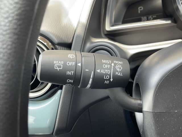 マツダ マツダ２ 15BD 静岡県 2024(令6)年 0.4万km ライトブルー 純正ナビ/・FM/・AM/・Bluetooth/・USB/・スマートフォン連携/・フルセグTV/メーカーオプション/【マツダコネクトパッケージ】/・８．８インチセンターディスプレイ/・車載通信機（コネクティッドサービス対応）/【３６０°セーフティパッケージ】/・３６０°ビューモニター/・フロントパーキングセンサー（センター／コーナ）/・自動防眩ルームミラー/【セーフティクルーズパッケージ】/・スマートブレーキサポート/・レーンキープアシストシステム/・タコメーター（アナログ）/・交通標識認識システム/・アクティブ・ドライビング・ディスプレイ（カラー）/・マツダ・レーダー・クルーズ・コントロール/・ステアリングスイッチパネル加飾/・メーターリング（サテンクロームメッキ）/主要装備/・ＥＴＣ/・アイドリングストップ/・横滑り防止装置/・衝突被害軽減システム/・サイドカーテンエアバッグ/・ＭＴモード付ＡＴ/・ＬＥＤヘッドライト