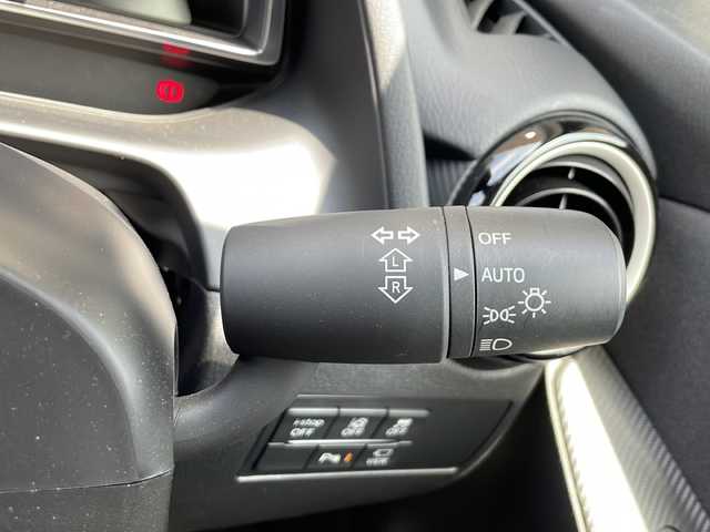 マツダ マツダ２ 15BD 静岡県 2024(令6)年 0.4万km ライトブルー 純正ナビ/・FM/・AM/・Bluetooth/・USB/・スマートフォン連携/・フルセグTV/メーカーオプション/【マツダコネクトパッケージ】/・８．８インチセンターディスプレイ/・車載通信機（コネクティッドサービス対応）/【３６０°セーフティパッケージ】/・３６０°ビューモニター/・フロントパーキングセンサー（センター／コーナ）/・自動防眩ルームミラー/【セーフティクルーズパッケージ】/・スマートブレーキサポート/・レーンキープアシストシステム/・タコメーター（アナログ）/・交通標識認識システム/・アクティブ・ドライビング・ディスプレイ（カラー）/・マツダ・レーダー・クルーズ・コントロール/・ステアリングスイッチパネル加飾/・メーターリング（サテンクロームメッキ）/主要装備/・ＥＴＣ/・アイドリングストップ/・横滑り防止装置/・衝突被害軽減システム/・サイドカーテンエアバッグ/・ＭＴモード付ＡＴ/・ＬＥＤヘッドライト