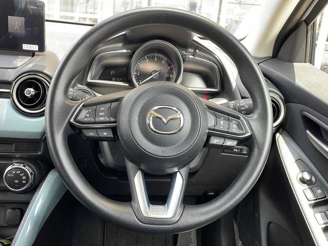 マツダ マツダ２ 15BD 静岡県 2024(令6)年 0.4万km ライトブルー 純正ナビ/・FM/・AM/・Bluetooth/・USB/・スマートフォン連携/・フルセグTV/メーカーオプション/【マツダコネクトパッケージ】/・８．８インチセンターディスプレイ/・車載通信機（コネクティッドサービス対応）/【３６０°セーフティパッケージ】/・３６０°ビューモニター/・フロントパーキングセンサー（センター／コーナ）/・自動防眩ルームミラー/【セーフティクルーズパッケージ】/・スマートブレーキサポート/・レーンキープアシストシステム/・タコメーター（アナログ）/・交通標識認識システム/・アクティブ・ドライビング・ディスプレイ（カラー）/・マツダ・レーダー・クルーズ・コントロール/・ステアリングスイッチパネル加飾/・メーターリング（サテンクロームメッキ）/主要装備/・ＥＴＣ/・アイドリングストップ/・横滑り防止装置/・衝突被害軽減システム/・サイドカーテンエアバッグ/・ＭＴモード付ＡＴ/・ＬＥＤヘッドライト