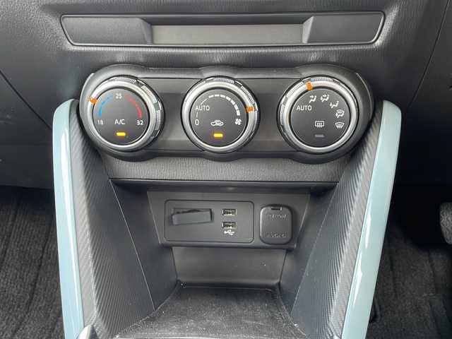 マツダ マツダ２ 15BD 静岡県 2024(令6)年 0.4万km ライトブルー 純正ナビ/・FM/・AM/・Bluetooth/・USB/・スマートフォン連携/・フルセグTV/メーカーオプション/【マツダコネクトパッケージ】/・８．８インチセンターディスプレイ/・車載通信機（コネクティッドサービス対応）/【３６０°セーフティパッケージ】/・３６０°ビューモニター/・フロントパーキングセンサー（センター／コーナ）/・自動防眩ルームミラー/【セーフティクルーズパッケージ】/・スマートブレーキサポート/・レーンキープアシストシステム/・タコメーター（アナログ）/・交通標識認識システム/・アクティブ・ドライビング・ディスプレイ（カラー）/・マツダ・レーダー・クルーズ・コントロール/・ステアリングスイッチパネル加飾/・メーターリング（サテンクロームメッキ）/主要装備/・ＥＴＣ/・アイドリングストップ/・横滑り防止装置/・衝突被害軽減システム/・サイドカーテンエアバッグ/・ＭＴモード付ＡＴ/・ＬＥＤヘッドライト