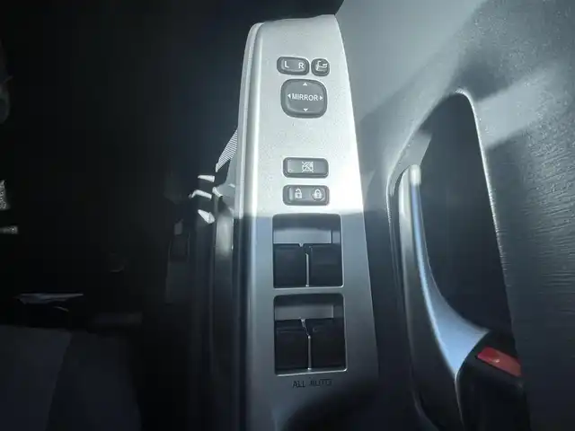 トヨタ プリウス α S 熊本県 2014(平26)年 9.4万km ホワイトパールクリスタルシャイン (株)IDOMが運営する【じしゃロン熊本店】の自社ローン専用車両になりますこちらは現金またはオートローンご利用時の価格です。自社ローンご希望の方は別途その旨お申付け下さい/社外ナビ（ワンセグＴＶ　ＣＤ　ＢＴ）　/バックカメラ　/アイドリングストップ　/ステアリングスイッチ　/ＥＴＣ　/Ｗ＋サイドエアバッグ　/カーテンエアバッグ　/プッシュスタート　/スマートキー　/電動格納ミラー