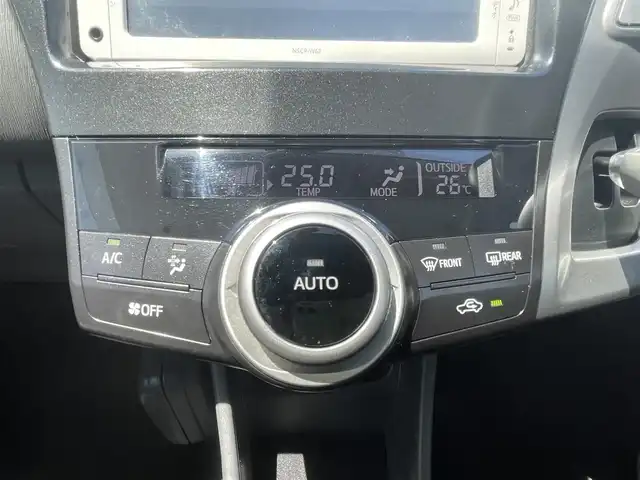 トヨタ プリウス α S 熊本県 2014(平26)年 9.4万km ホワイトパールクリスタルシャイン (株)IDOMが運営する【じしゃロン熊本店】の自社ローン専用車両になりますこちらは現金またはオートローンご利用時の価格です。自社ローンご希望の方は別途その旨お申付け下さい/社外ナビ（ワンセグＴＶ　ＣＤ　ＢＴ）　/バックカメラ　/アイドリングストップ　/ステアリングスイッチ　/ＥＴＣ　/Ｗ＋サイドエアバッグ　/カーテンエアバッグ　/プッシュスタート　/スマートキー　/電動格納ミラー