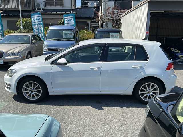 フォルクスワーゲン ゴルフ TSI コンフォートライン BM 埼玉県 2014(平26)年 12.9万km パール ワンセグテレビ/バックカメラ/ETC/運転席エアバッグ	/助手席エアバッグ	/サイドエアバッグ	/ABS(アンチロックブレーキ)/ブレーキアシスト/EBD（電子制動力配分装置）/盗難防止システム/エアコン	フルオート/パワーウィンドウ	/集中ドアロック	/ステアリングテレスコピック機構	/ステアリングチルト機構/本革巻きステアリング/分割可倒式リアシート/UVカットガラス