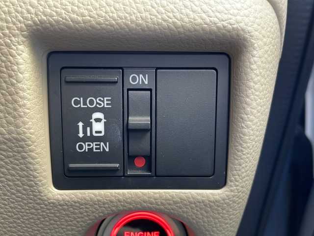 ホンダ Ｎ ＢＯＸ G L ホンダセンシング 兵庫県 2018(平30)年 3.6万km ルナシルバーM HondaSENSING（衝突被害軽減システム）/社外SDナビ/ Bluetooth/USB/iPod/DVD/AM/FM/バックカメラ/純正ビルトインETC/ワンセグテレビ（走行中視聴可能）/片側パワースライドドア/ベンチシート/フルフラットシート/アイドリングストップ/アダプティブクルーズコントロール/アンチロック・ブレーキ・システム/レーンキープアシスト/後方コーナーセンサー/盗難防止装置/横滑り防止装置/純正フロアマット/スマートキー/エアバッグ（W）/オートマチックハイビーム/パワーステアリング/パワーウィンドウ/保証書/取扱説明書