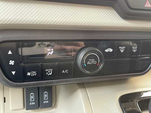 ホンダ Ｎ ＢＯＸ G L ホンダセンシング 兵庫県 2018(平30)年 3.6万km ルナシルバーM HondaSENSING（衝突被害軽減システム）/社外SDナビ/ Bluetooth/USB/iPod/DVD/AM/FM/バックカメラ/純正ビルトインETC/ワンセグテレビ（走行中視聴可能）/片側パワースライドドア/ベンチシート/フルフラットシート/アイドリングストップ/アダプティブクルーズコントロール/アンチロック・ブレーキ・システム/レーンキープアシスト/後方コーナーセンサー/盗難防止装置/横滑り防止装置/純正フロアマット/スマートキー/エアバッグ（W）/オートマチックハイビーム/パワーステアリング/パワーウィンドウ/保証書/取扱説明書