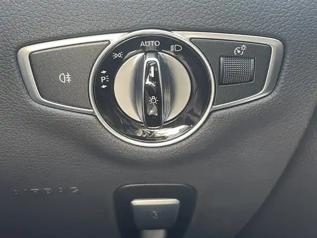 メルセデス・ベンツ ＣＬＳ４５０ 4マチック スポーツ 東京都 2018(平30)年 4.1万km ダイヤモンドホワイト エクスクルーシブパッケージ/サンルーフ/Burmesterサウンド/360°カメラ/ヘッドアップディスプレイ/アダプティブクルーズコントロール/純正ナビ/Bluetooth/フルセグTV/Apple Car Play/ESP/アクティブブレーキアシスト/レーンキープアシスト/パークアシスト/エアサス/D/N席パワーシート（メモリ機能付）/全席シートヒーター/D/N席シートベンチレーション/パワーバックドア/パドルシフト/パヒュームアトマイザー/ETC2.0/ブラックレザーシート