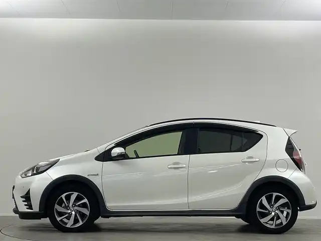 トヨタ アクア クロスオーバー グラム 埼玉県 2018(平30)年 4.4万km ホワイトパールクリスタルシャイン 純正9インチナビ Bluetooth フルセグTV バックカメラ ハーフレザーシート オートハイビーム コーナーセンサー 衝突軽減ブレーキ スマートキー ルーフレール ドライブレコーダー ETC