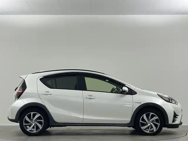 トヨタ アクア クロスオーバー グラム 埼玉県 2018(平30)年 4.4万km ホワイトパールクリスタルシャイン 純正9インチナビ Bluetooth フルセグTV バックカメラ ハーフレザーシート オートハイビーム コーナーセンサー 衝突軽減ブレーキ スマートキー ルーフレール ドライブレコーダー ETC