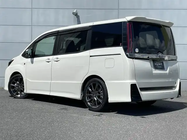 トヨタ ノア Si GRスポーツ 千葉県 2020(令2)年 1.5万km ラグジュアリーホワイトパールクリスタルシャインガラスフレーク トヨタセーフティセンス/・衝突軽減ブレーキ/レーンキープアシスト/・オートハイビーム/クリアランスソナー/純正12インチフリップダウンモニター/純正10インチナビ(NSZN-Z68T)/・フルセグ/BT/DVD/CD/バックカメラ/ステアリングスイッチ/ETC2.0/両側パワースライドドア/ハーフレザーシート/LEDヘッドライト/オートライト/フォグライト/スマートキー/プッシュスタート/純正フロアマット/純正18インチAW