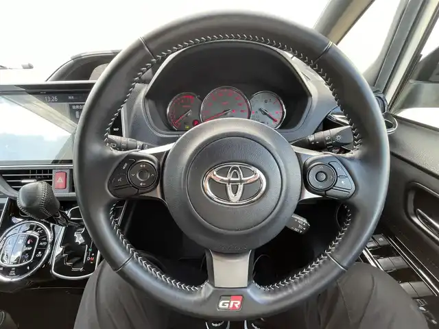 トヨタ ノア Si GRスポーツ 千葉県 2020(令2)年 1.5万km ラグジュアリーホワイトパールクリスタルシャインガラスフレーク トヨタセーフティセンス/・衝突軽減ブレーキ/レーンキープアシスト/・オートハイビーム/クリアランスソナー/純正12インチフリップダウンモニター/純正10インチナビ(NSZN-Z68T)/・フルセグ/BT/DVD/CD/バックカメラ/ステアリングスイッチ/ETC2.0/両側パワースライドドア/ハーフレザーシート/LEDヘッドライト/オートライト/フォグライト/スマートキー/プッシュスタート/純正フロアマット/純正18インチAW
