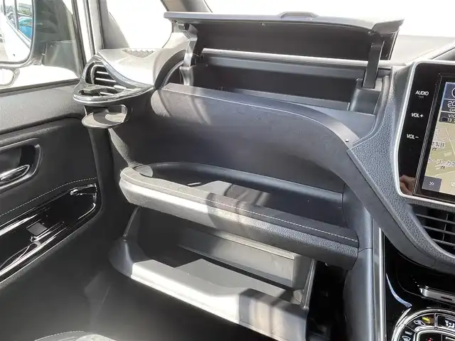 トヨタ ノア Si GRスポーツ 千葉県 2020(令2)年 1.5万km ラグジュアリーホワイトパールクリスタルシャインガラスフレーク トヨタセーフティセンス/・衝突軽減ブレーキ/レーンキープアシスト/・オートハイビーム/クリアランスソナー/純正12インチフリップダウンモニター/純正10インチナビ(NSZN-Z68T)/・フルセグ/BT/DVD/CD/バックカメラ/ステアリングスイッチ/ETC2.0/両側パワースライドドア/ハーフレザーシート/LEDヘッドライト/オートライト/フォグライト/スマートキー/プッシュスタート/純正フロアマット/純正18インチAW