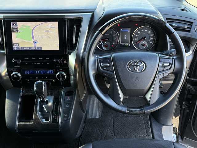 トヨタ アルファード S タイプゴールドⅢ 大分県 2022(令4)年 2.3万km ブラック 両側パワースライドドア /純正メモリーナビ/バックカメラ/フルセグ /Bluetooth/CD/DVDデッキ/ハーフレザーシート/ビルトインETC/オットマンシート/前後クリアランスソナー/純正3眼LEDヘッドライト/シーケンシャルウインカー/アダプティブクルーズコントロール/レーンキープアシスト/スマートキー/エンジンプッシュスタート/純正18インチアルミホイール