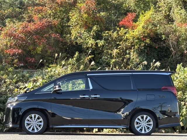 トヨタ アルファード S タイプゴールドⅢ 大分県 2022(令4)年 2.3万km ブラック 両側パワースライドドア /純正メモリーナビ/バックカメラ/フルセグ /Bluetooth/CD/DVDデッキ/ハーフレザーシート/ビルトインETC/オットマンシート/前後クリアランスソナー/純正3眼LEDヘッドライト/シーケンシャルウインカー/アダプティブクルーズコントロール/レーンキープアシスト/スマートキー/エンジンプッシュスタート/純正18インチアルミホイール