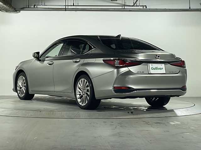 レクサス ＥＳ 300h バージョンL 広島県 2019(平31)年 5万km ソニックチタニウム 禁煙/茶革シート/レクサスセーフティ/・プリクラッシュセーフティ/・レーンディパーチャーアラート/・レーントレーシングアシスト/・オートマチックハイビーム/・アダプティブハイビーム/・先行車発進告知/・ロードサインアシスト/BSM/クリアランスソナー/ヘッドアップディスプレイ/ムーンルーフ/デジタルインナーミラー/純正ナビ/・フルセグ/CD/DVD/Blu-ray/BT/・USB/AUX/SD/サウンドトラック/パノラミックビューモニター/革巻きステアリング/ステアリングスイッチ/ステアリングヒーター/オートライト/シートヒーター／ベンチレーション/純正ドライブレコーダー（前/室内）/ＥＴＣ２．０/３眼ＬＥＤヘッドライト/ヘッドランプクリーナー/シーケンシャルターンランプ/パワーシート/シートメモリー/シートヒーター/ベンチレーション/D席オットマン/後席電動リクライニング/純正フロアマット/純正ドアバイザー/AC100V1500W/純正18インチアルミホイール