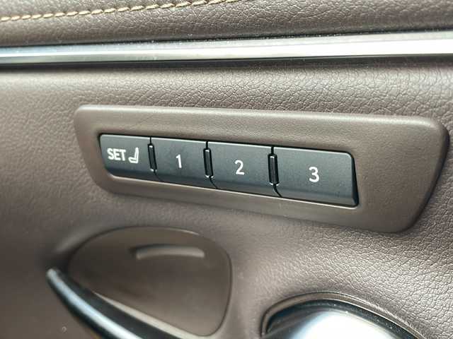 レクサス ＥＳ 300h バージョンL 広島県 2019(平31)年 5万km ソニックチタニウム 禁煙/茶革シート/レクサスセーフティ/・プリクラッシュセーフティ/・レーンディパーチャーアラート/・レーントレーシングアシスト/・オートマチックハイビーム/・アダプティブハイビーム/・先行車発進告知/・ロードサインアシスト/BSM/クリアランスソナー/ヘッドアップディスプレイ/ムーンルーフ/デジタルインナーミラー/純正ナビ/・フルセグ/CD/DVD/Blu-ray/BT/・USB/AUX/SD/サウンドトラック/パノラミックビューモニター/革巻きステアリング/ステアリングスイッチ/ステアリングヒーター/オートライト/シートヒーター／ベンチレーション/純正ドライブレコーダー（前/室内）/ＥＴＣ２．０/３眼ＬＥＤヘッドライト/ヘッドランプクリーナー/シーケンシャルターンランプ/パワーシート/シートメモリー/シートヒーター/ベンチレーション/D席オットマン/後席電動リクライニング/純正フロアマット/純正ドアバイザー/AC100V1500W/純正18インチアルミホイール